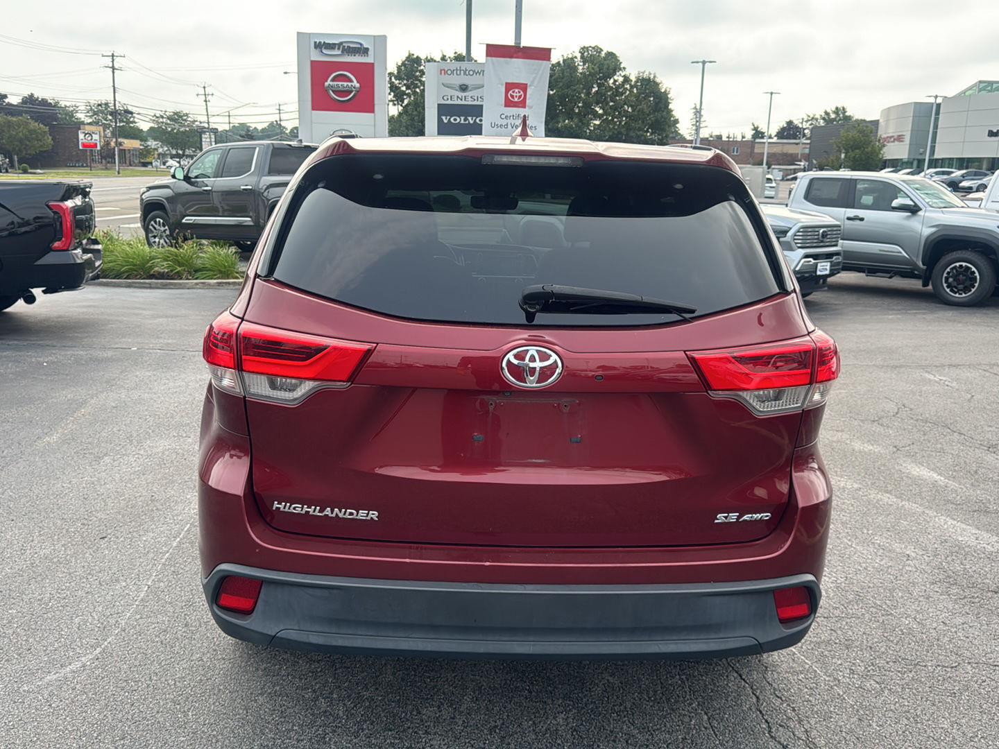 Used 2017 Salsa Red Pearl Toyota SE image 5