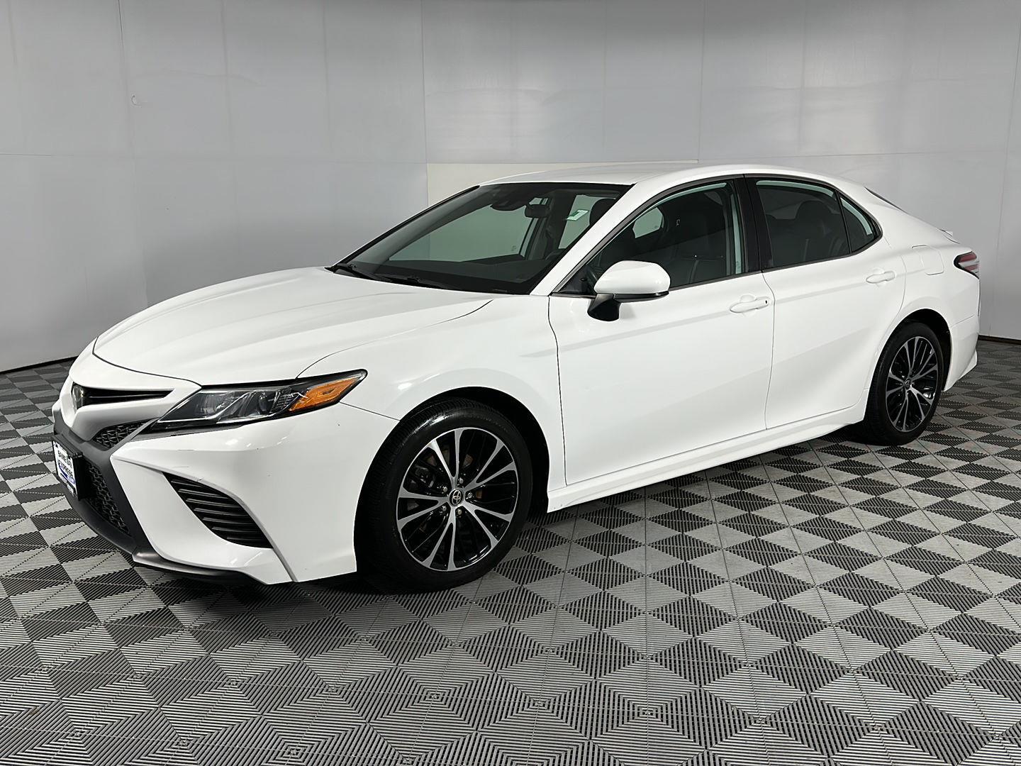 Used 2020 Super White Toyota SE image 3