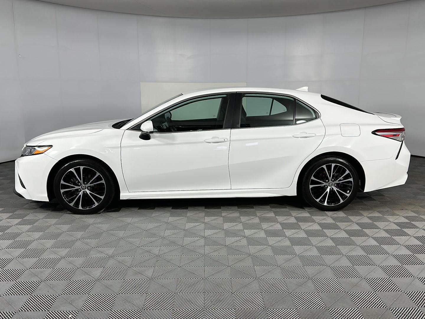 Used 2020 Super White Toyota SE image 4