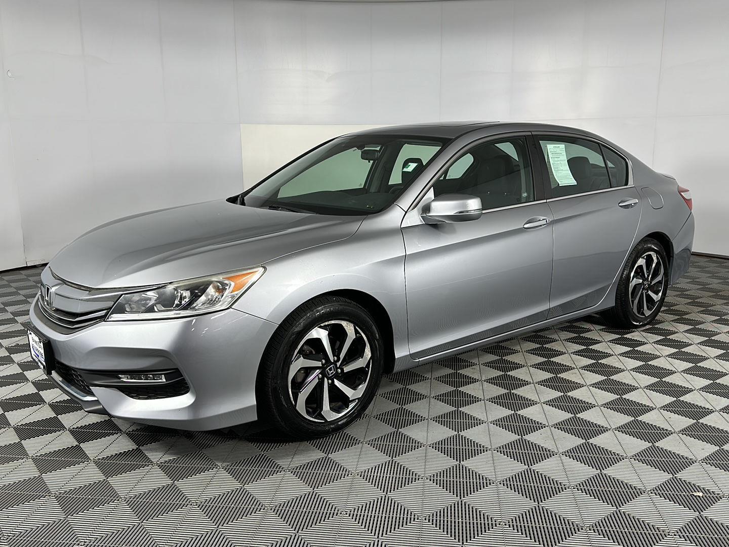 Used 2017 Lunar Silver Metallic Honda EX image 4
