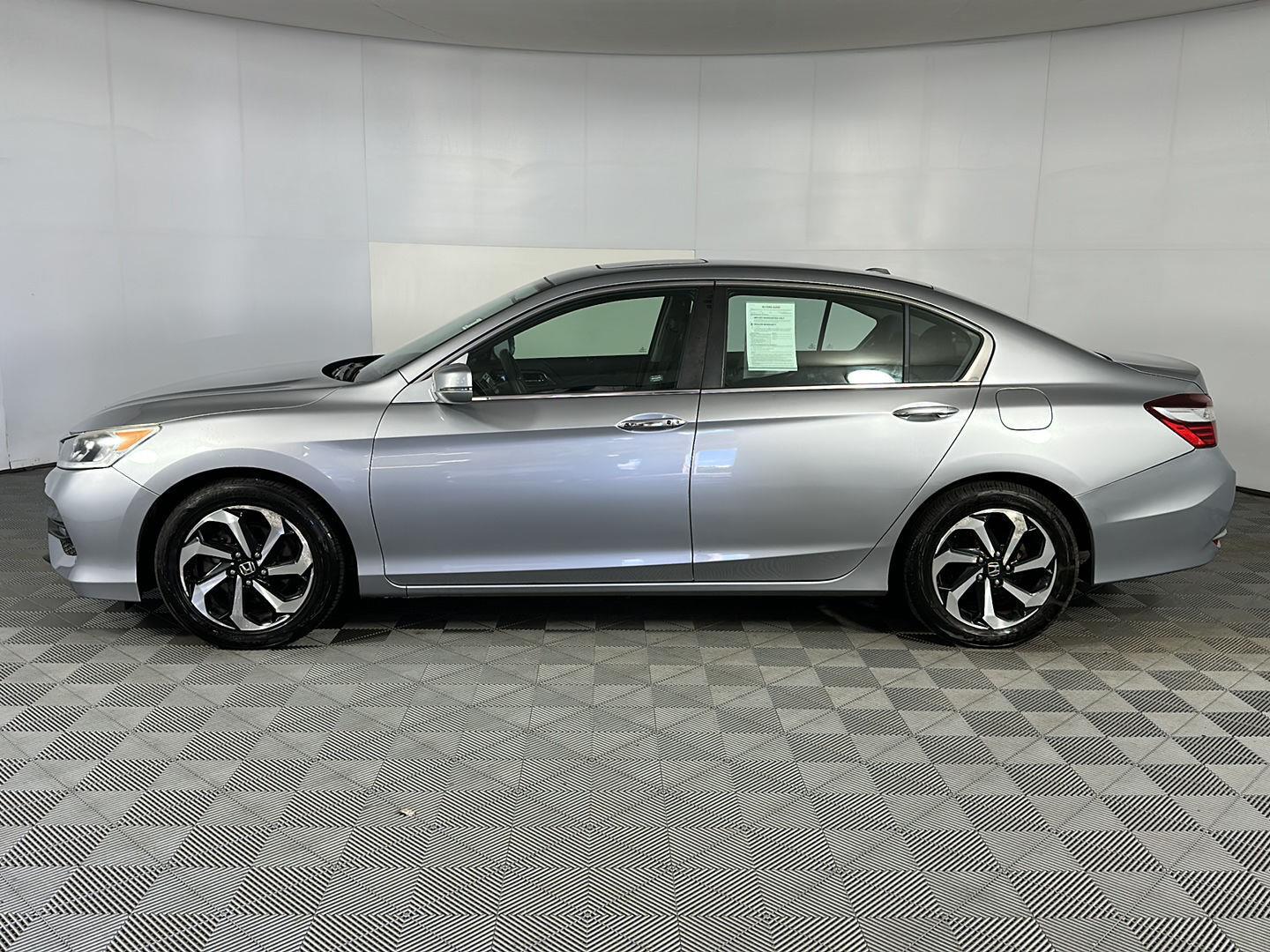 Used 2017 Lunar Silver Metallic Honda EX image 5