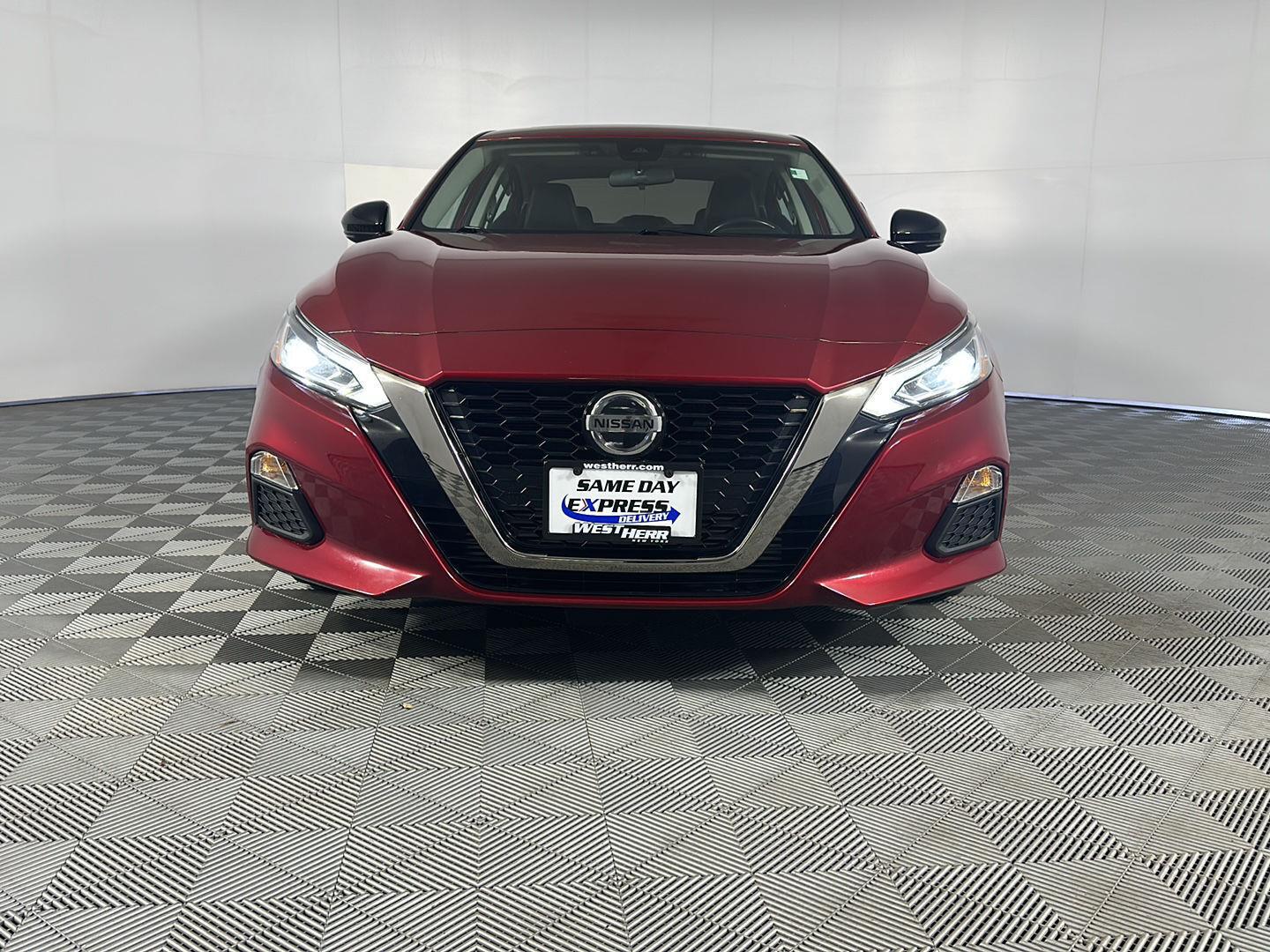 Used 2022 Scarlet Ember Tintcoat Nissan 2.0 SR image 2