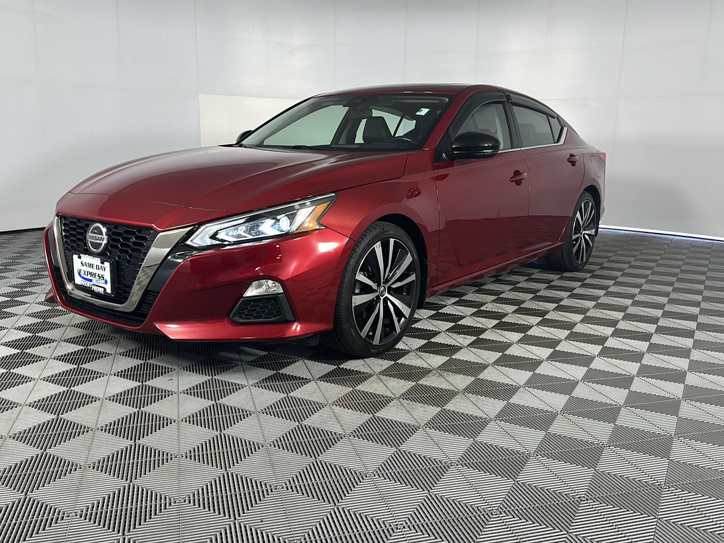Used 2022 Scarlet Ember Tintcoat Nissan 2.0 SR image 3