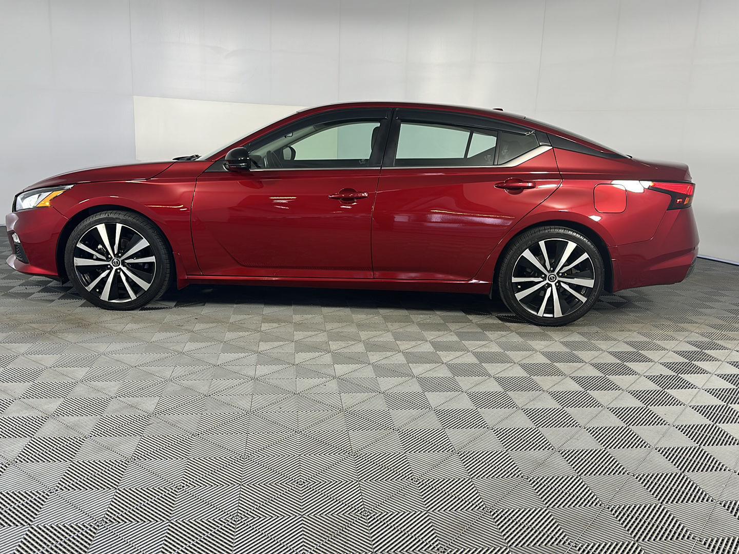 Used 2022 Scarlet Ember Tintcoat Nissan 2.0 SR image 4