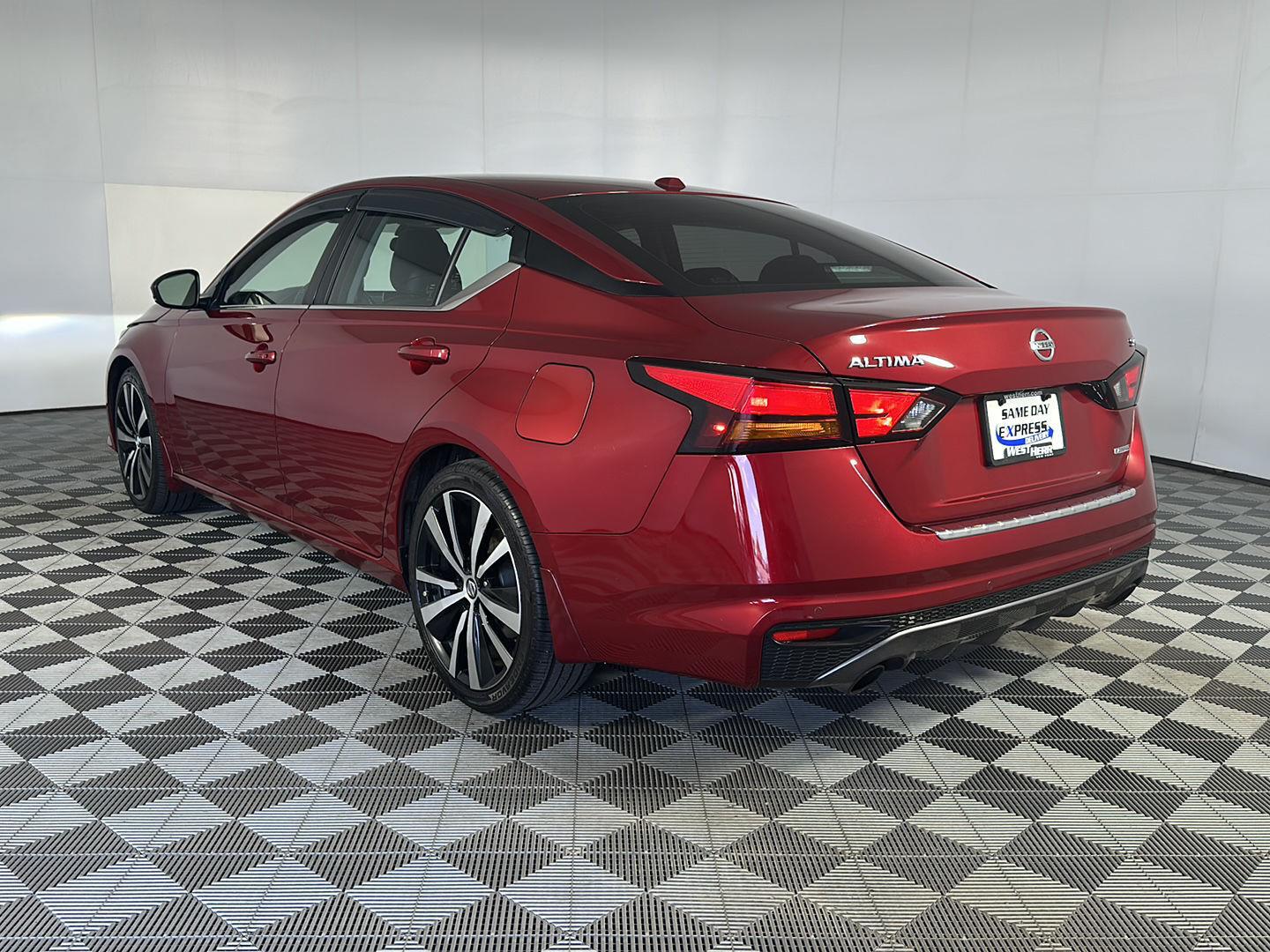 Used 2022 Scarlet Ember Tintcoat Nissan 2.0 SR image 5