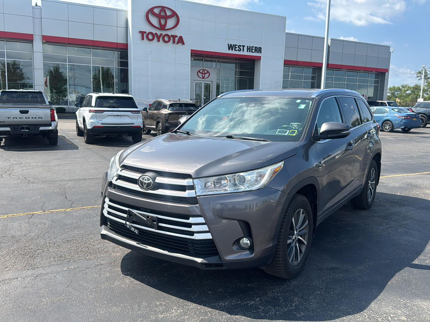 Used 2018 Predawn Gray Mica Toyota XLE image 3