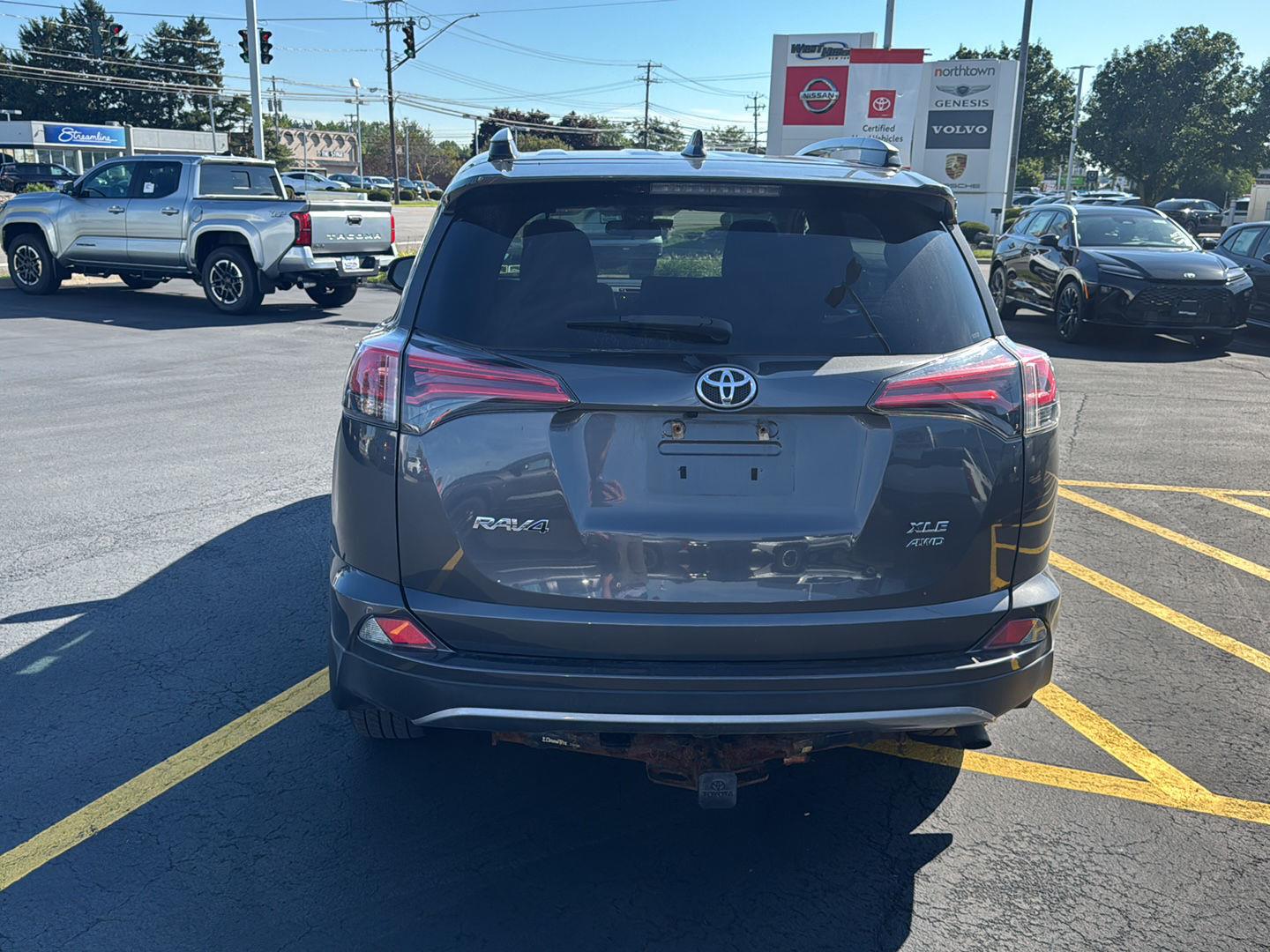 Used 2018 Magnetic Gray Metallic Toyota XLE image 5