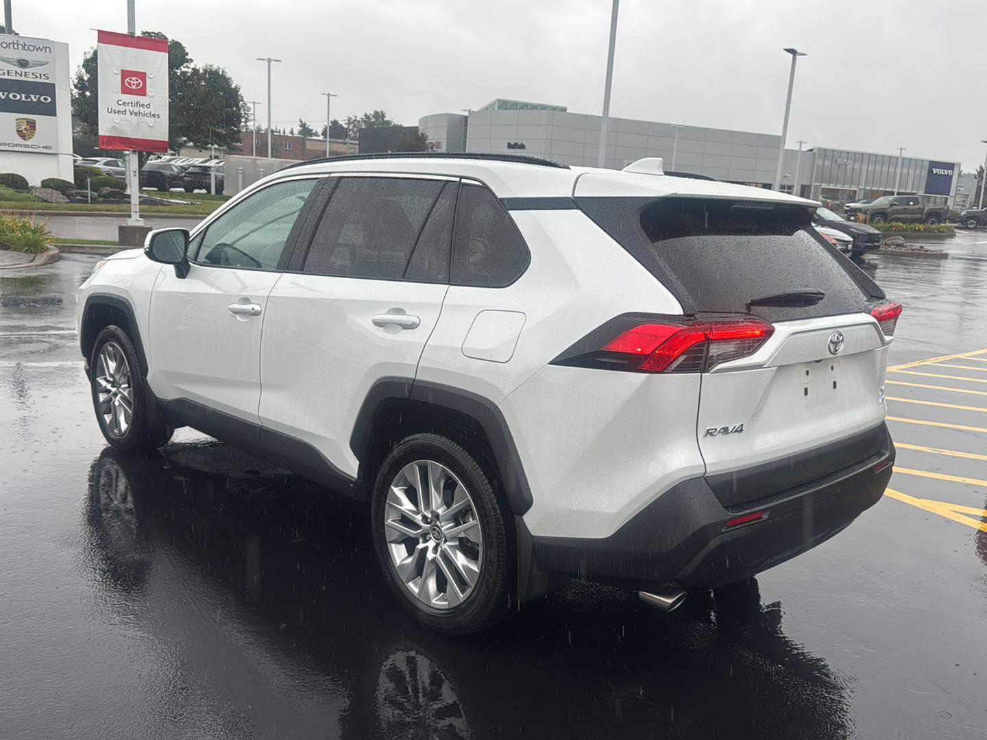 Certified Used 2024 Wind Chill Pearl Toyota XLE Premium image 4