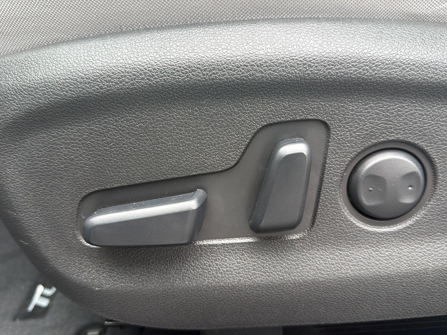 Used 2018 Coliseum Gray Hyundai Value image 9