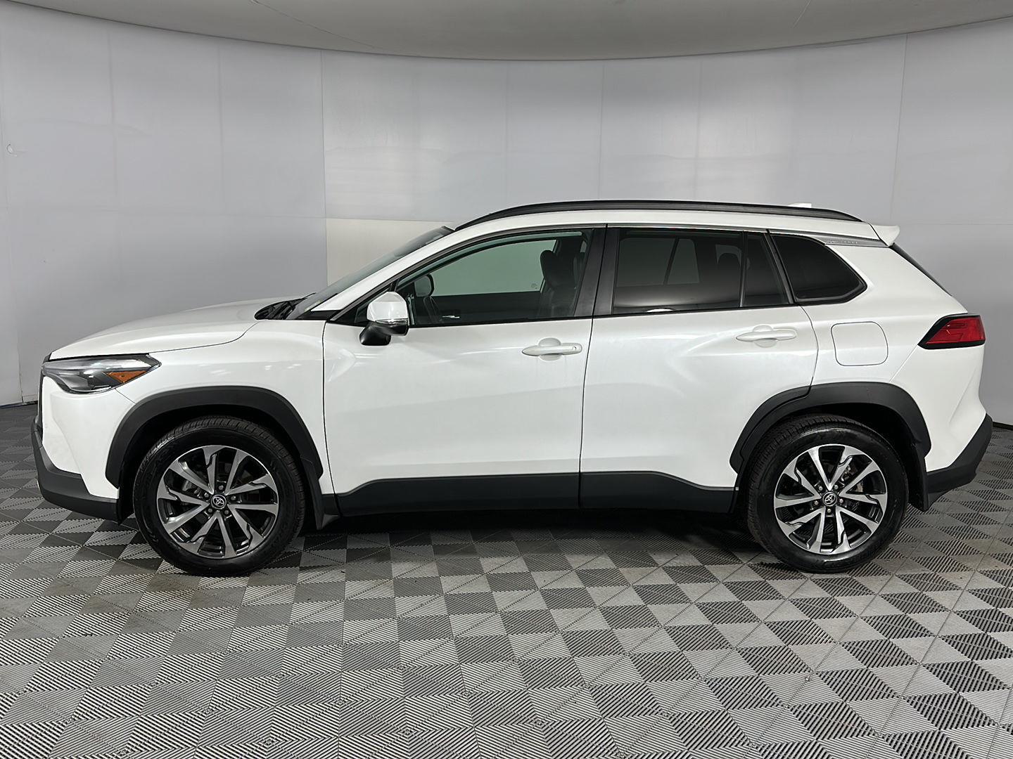 Certified Used 2023 Wind Chill Pearl Toyota XLE image 4