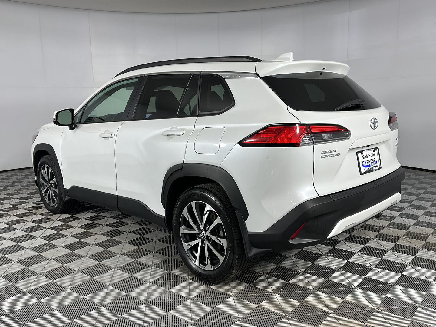 Certified Used 2023 Wind Chill Pearl Toyota XLE image 5