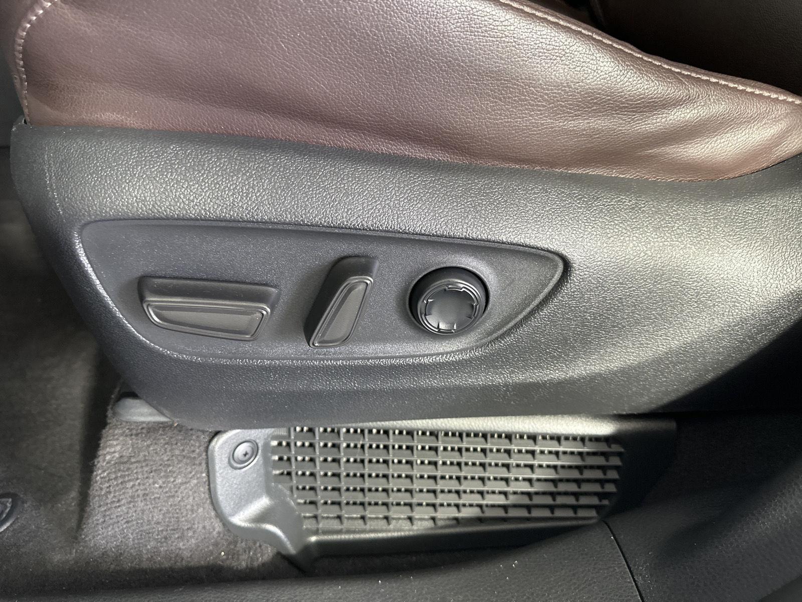 Used 2022 Windchill Pearl Toyota Platinum 7-Passenger image 11
