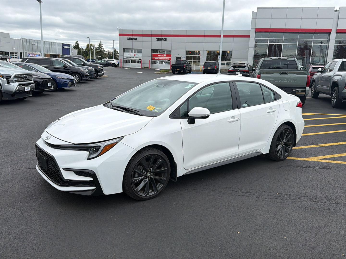 Certified Used 2025 Ice Cap Toyota SE image 4