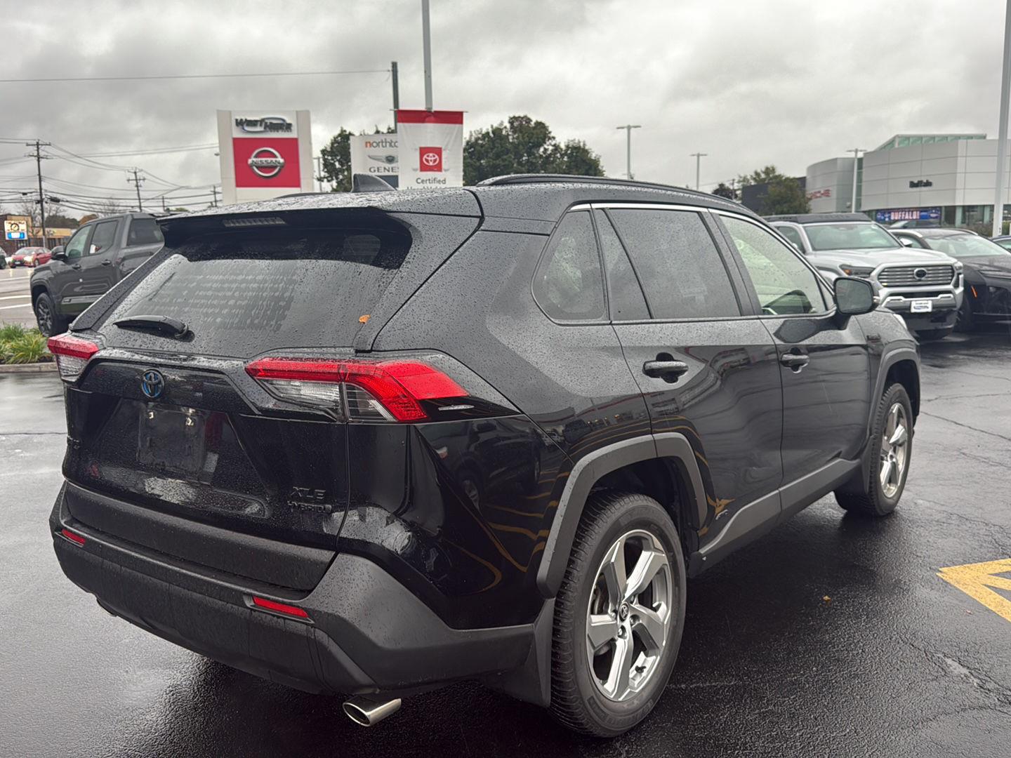 Used 2021 Midnight Black Metallic Toyota XLE Premium image 3