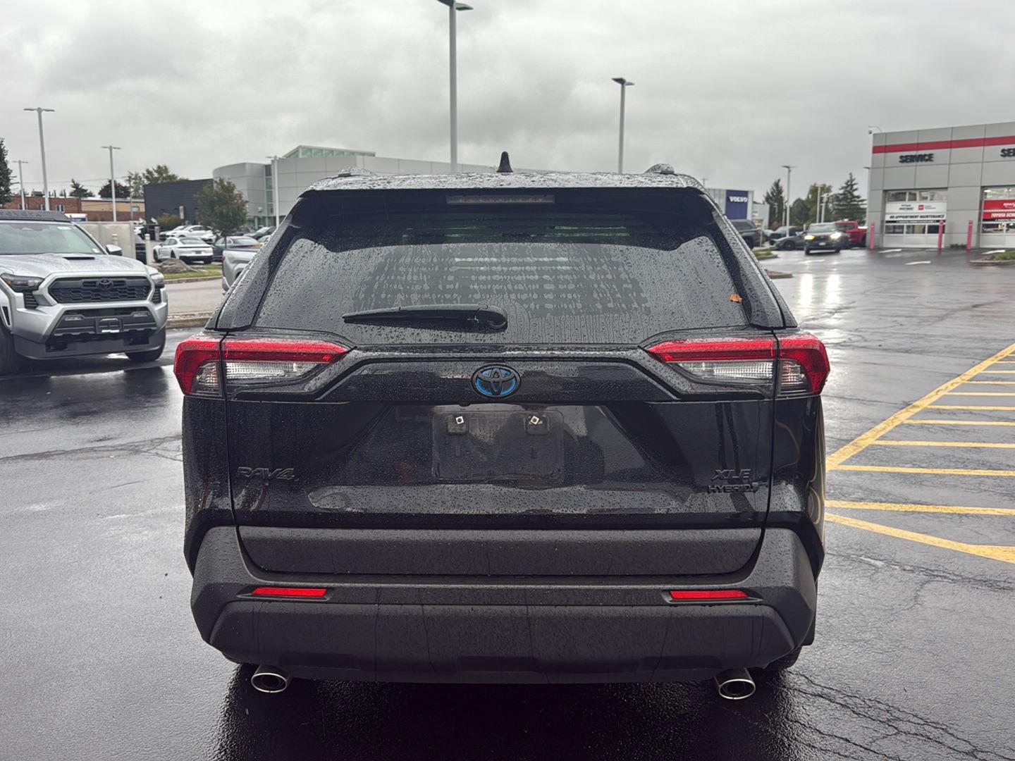 Used 2021 Midnight Black Metallic Toyota XLE Premium image 4