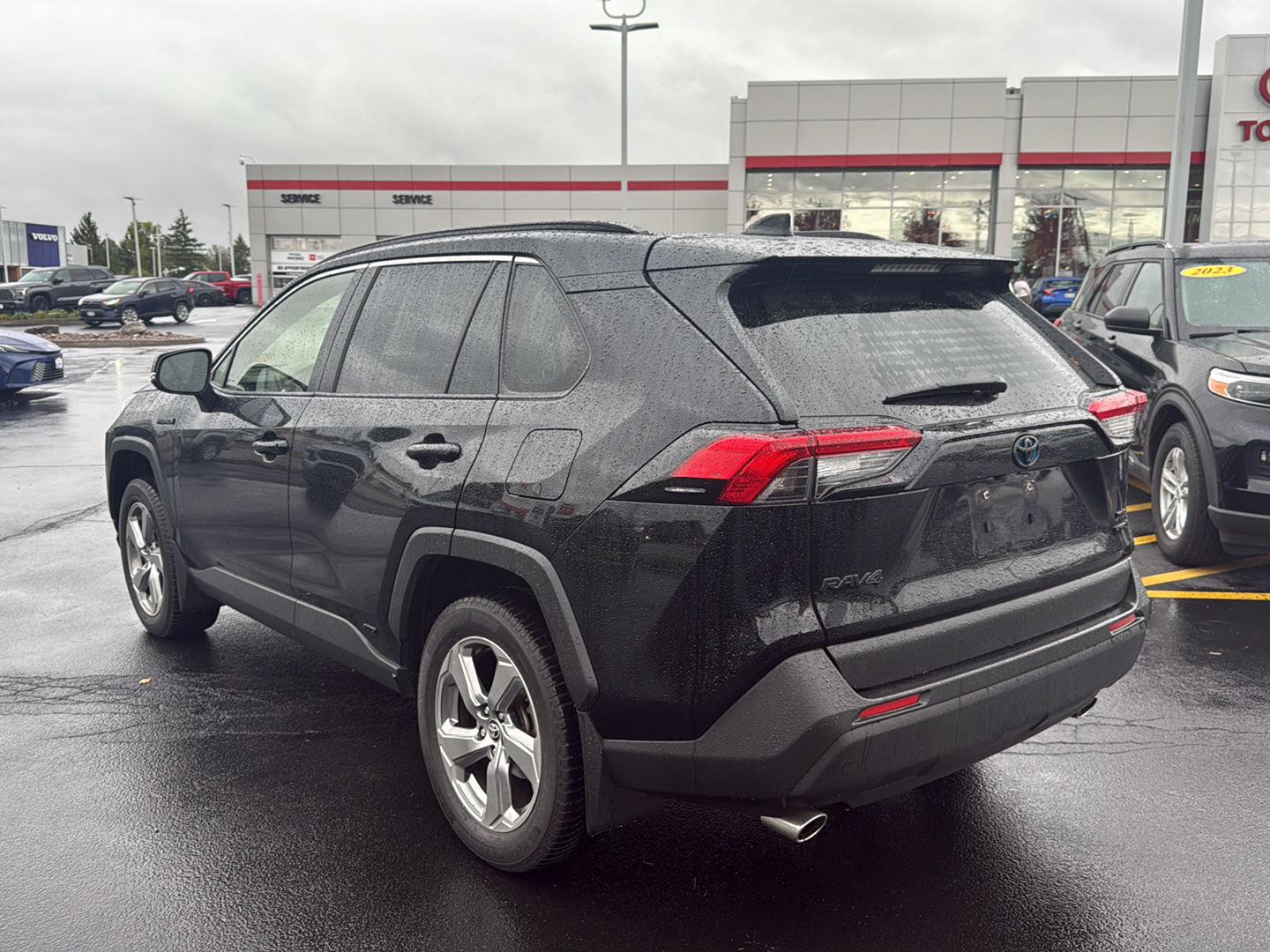 Used 2021 Midnight Black Metallic Toyota XLE Premium image 5