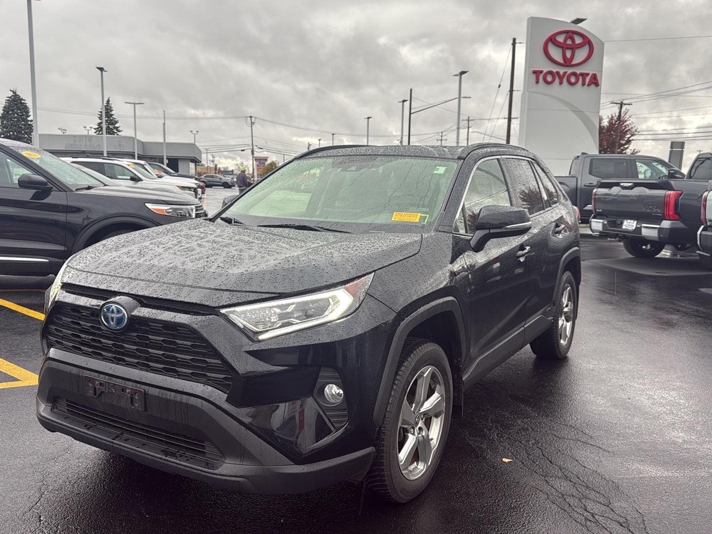 Used 2021 Midnight Black Metallic Toyota XLE Premium image 7