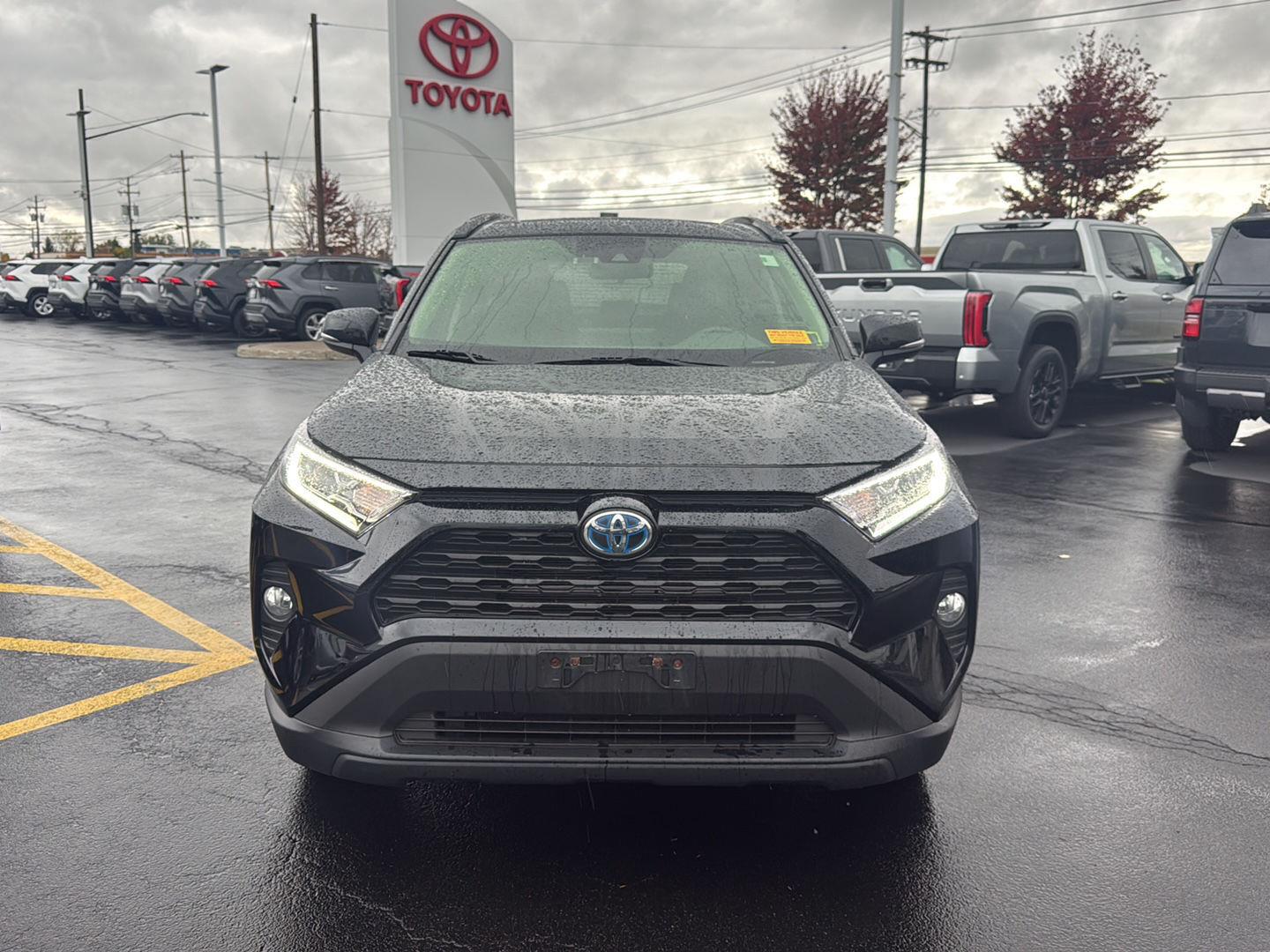 Used 2021 Midnight Black Metallic Toyota XLE Premium image 8