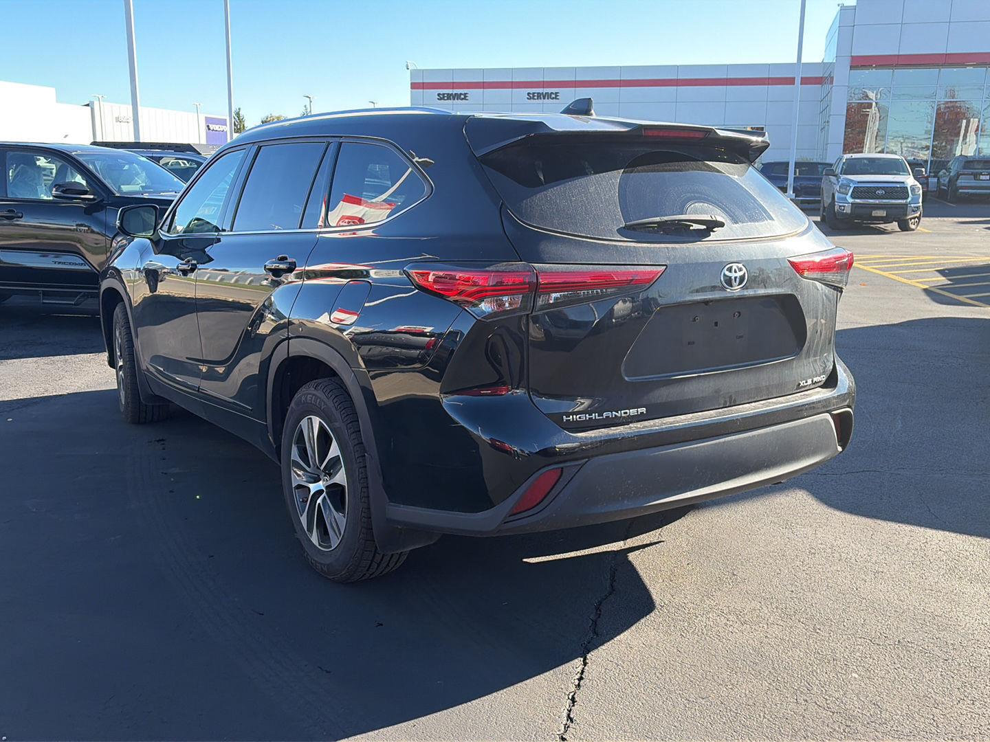 Used 2021 Midnight Black Metallic Toyota XLE image 5
