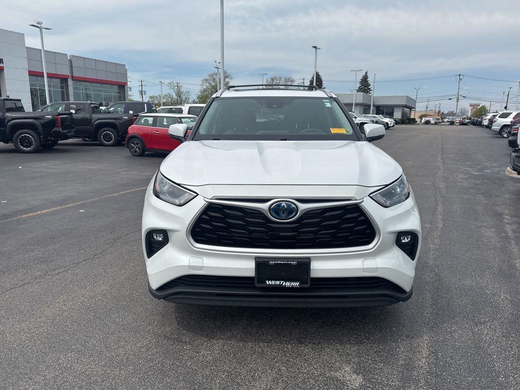 Used 2023 Pearl Toyota XLE image 4