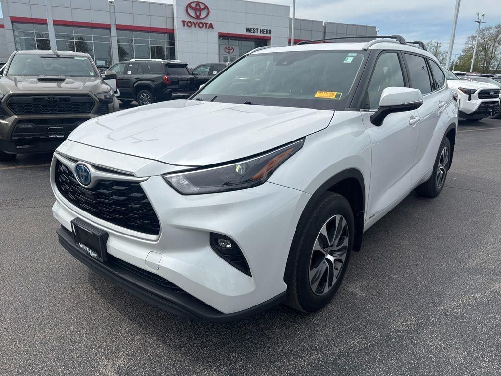 Used 2023 Pearl Toyota XLE image 5