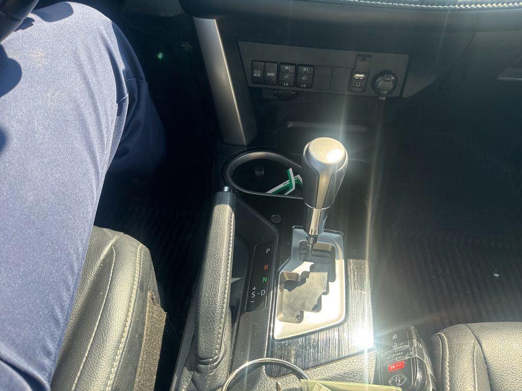 Used 2018 Pearl Toyota Limited image 13