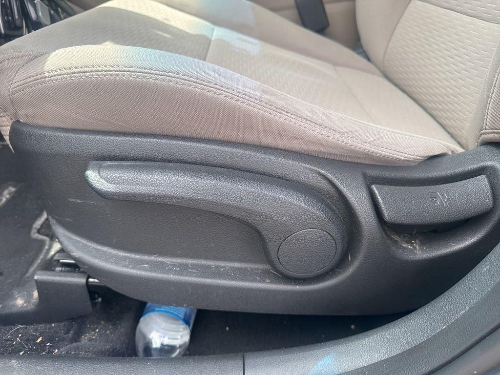 Used 2021 Blue Hyundai SE image 9