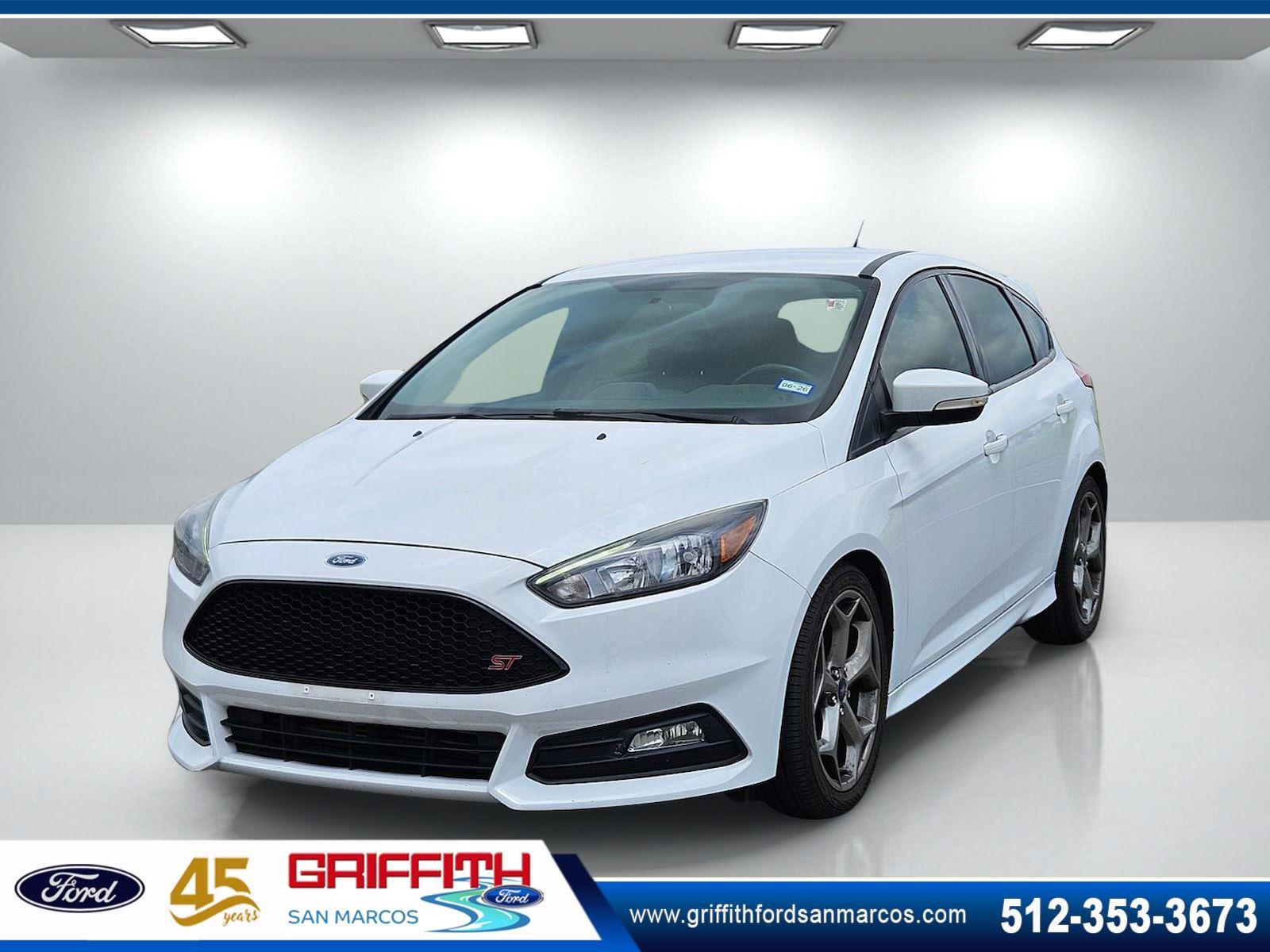 Oxford White 2018 Ford Focus ST Hatchback Front-Wheel Drive 6-Speed Manual
