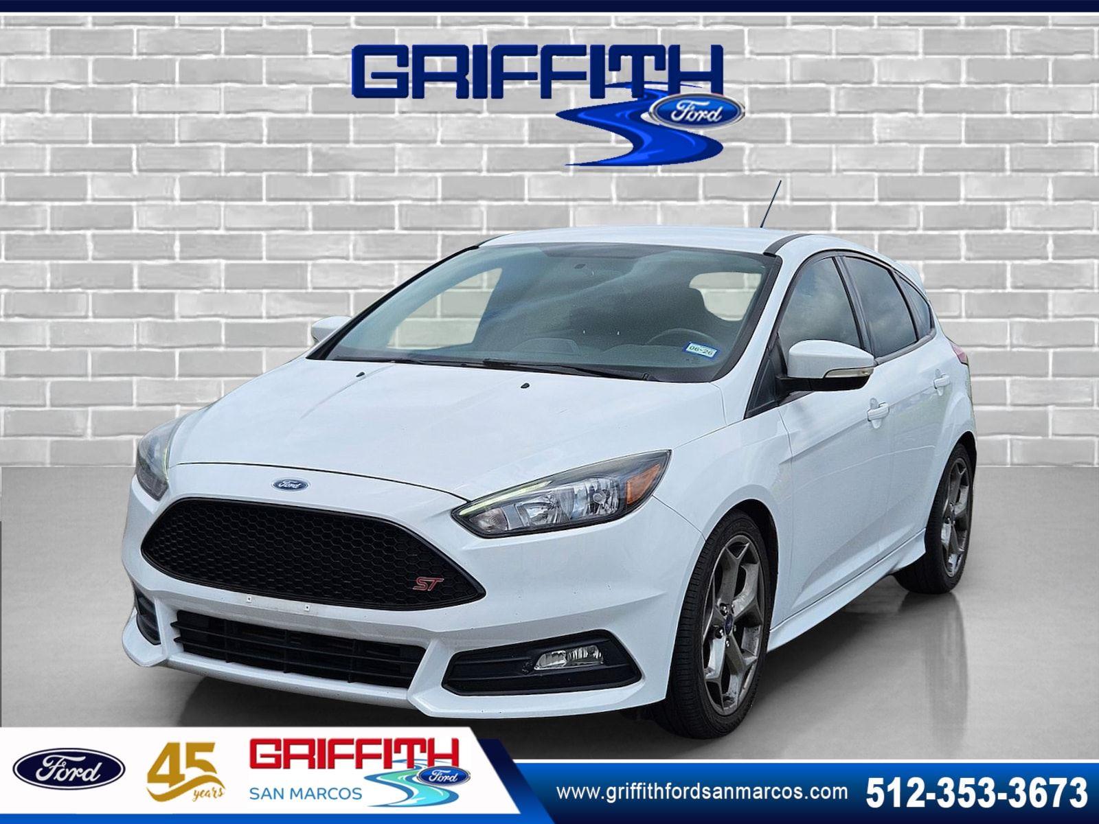 Oxford White 2018 Ford Focus Hatchback Front-Wheel Drive 6-Speed Manual