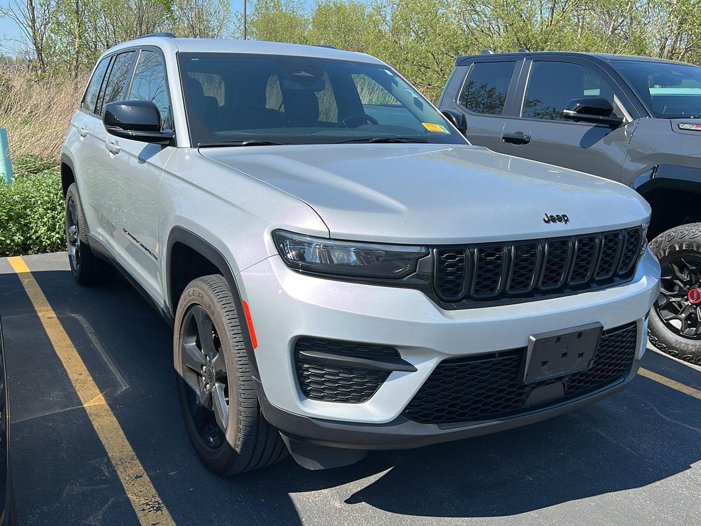 Used 2023 Silver Zynith Jeep Altitude image 2