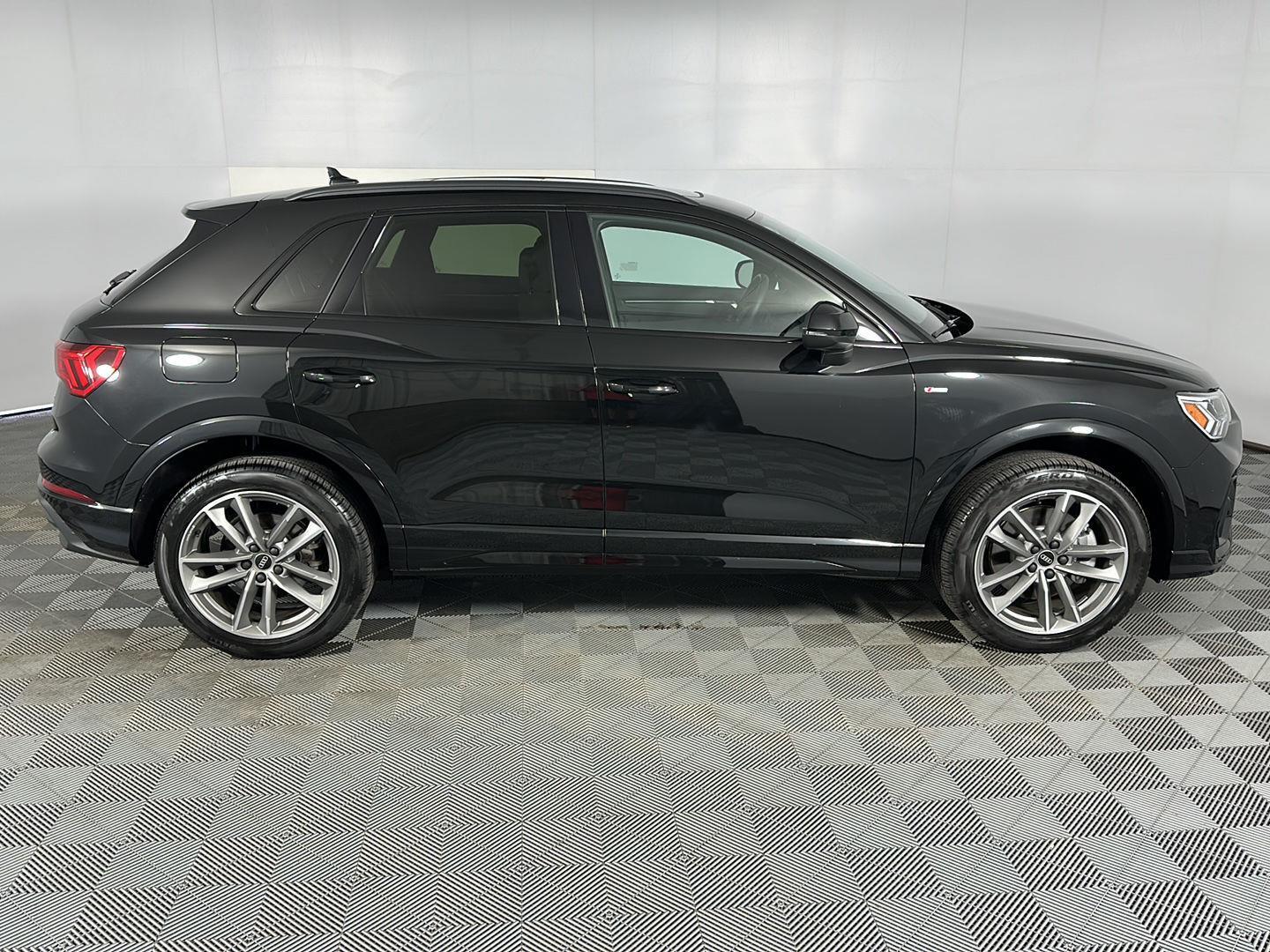 New 2025 Mythos Black Metallic Audi S line Premium image 4