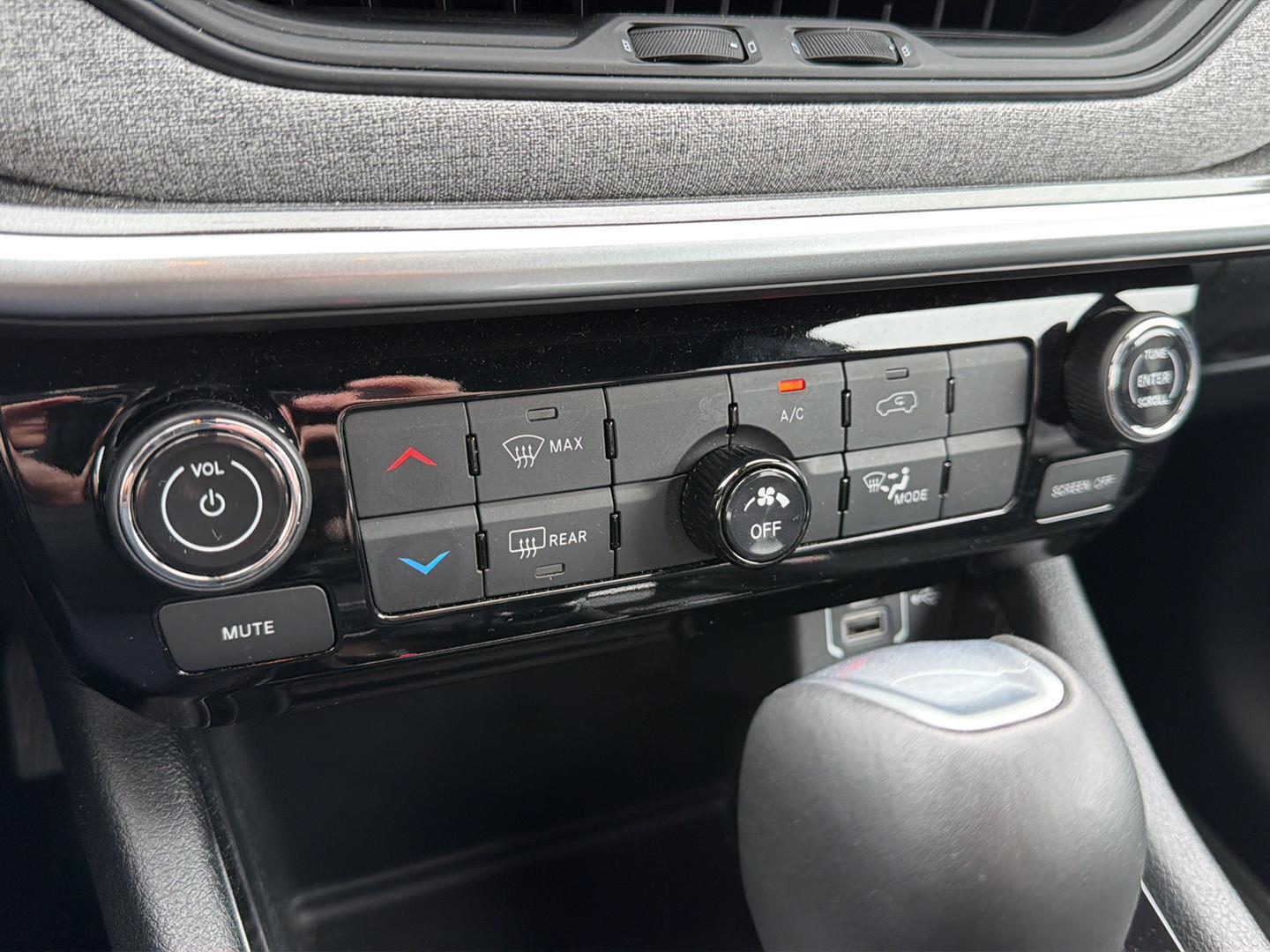 Used 2024 Bright White Clearcoat Jeep Latitude image 12