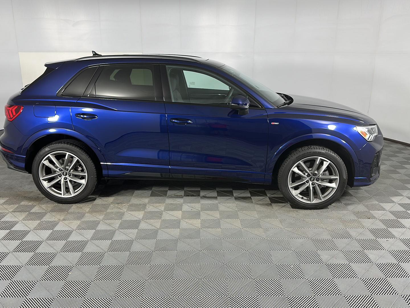 New 2025 Navarra Blue Metallic Audi S line Premium image 4