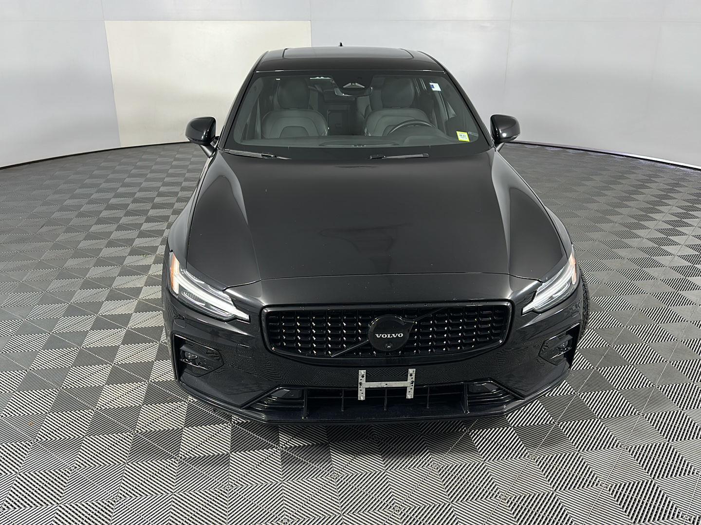 Used 2024 Onyx Black Metallic Volvo Plus Black Edition image 2