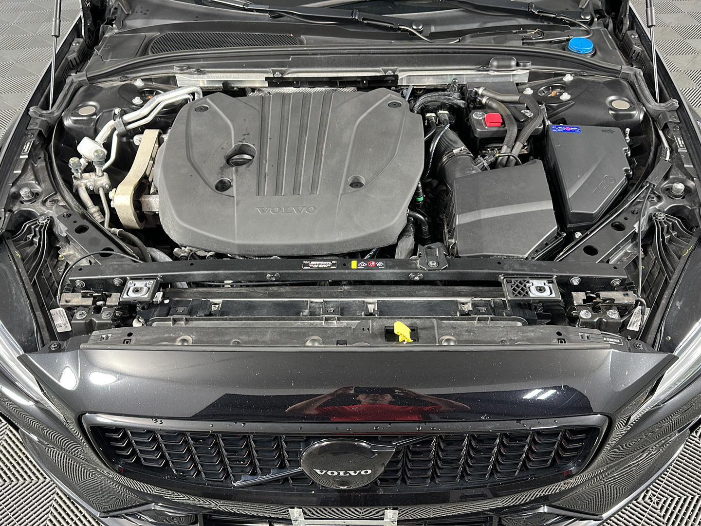 Used 2024 Onyx Black Metallic Volvo Plus Black Edition image 3