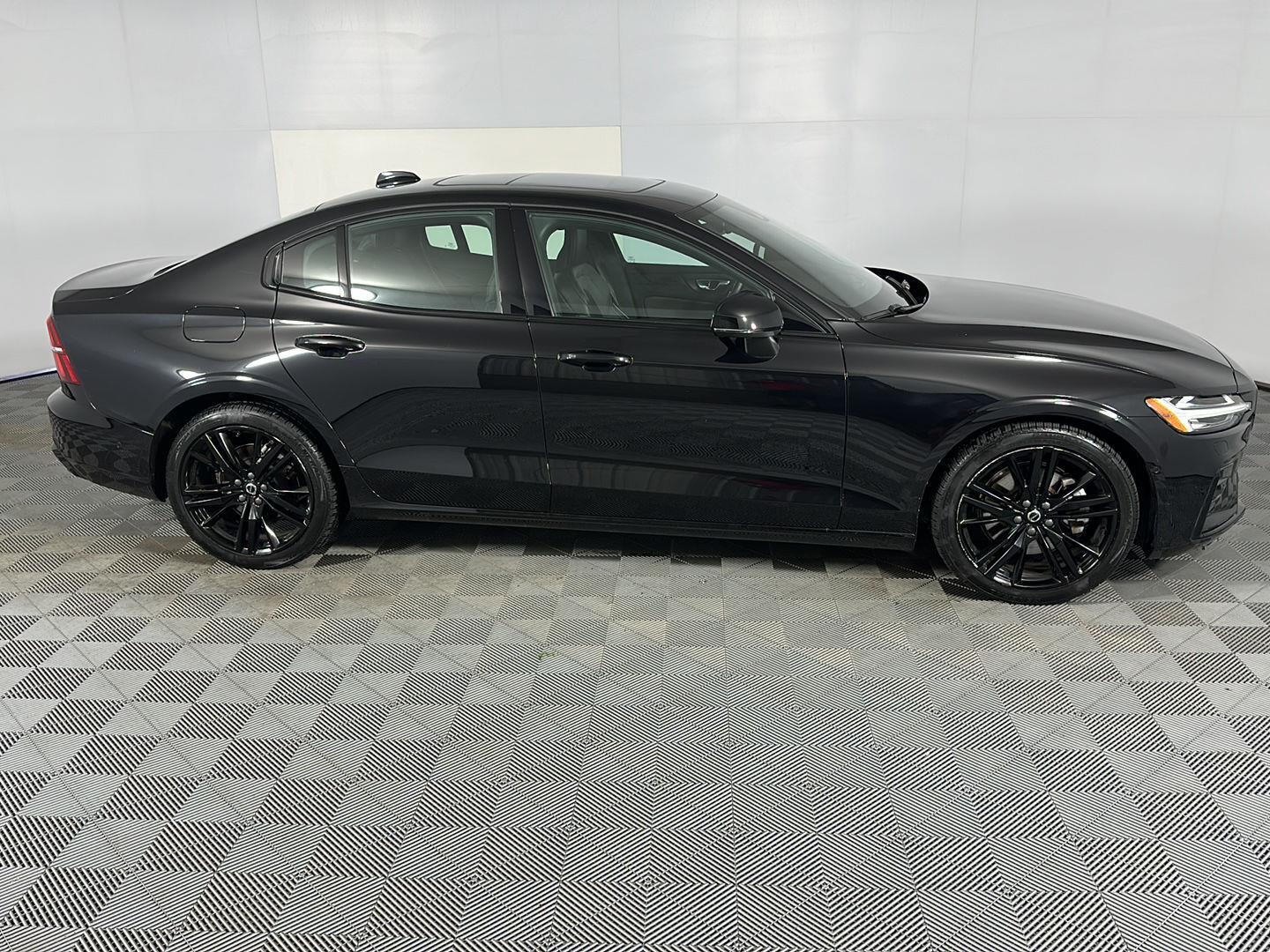 Used 2024 Onyx Black Metallic Volvo Plus Black Edition image 4