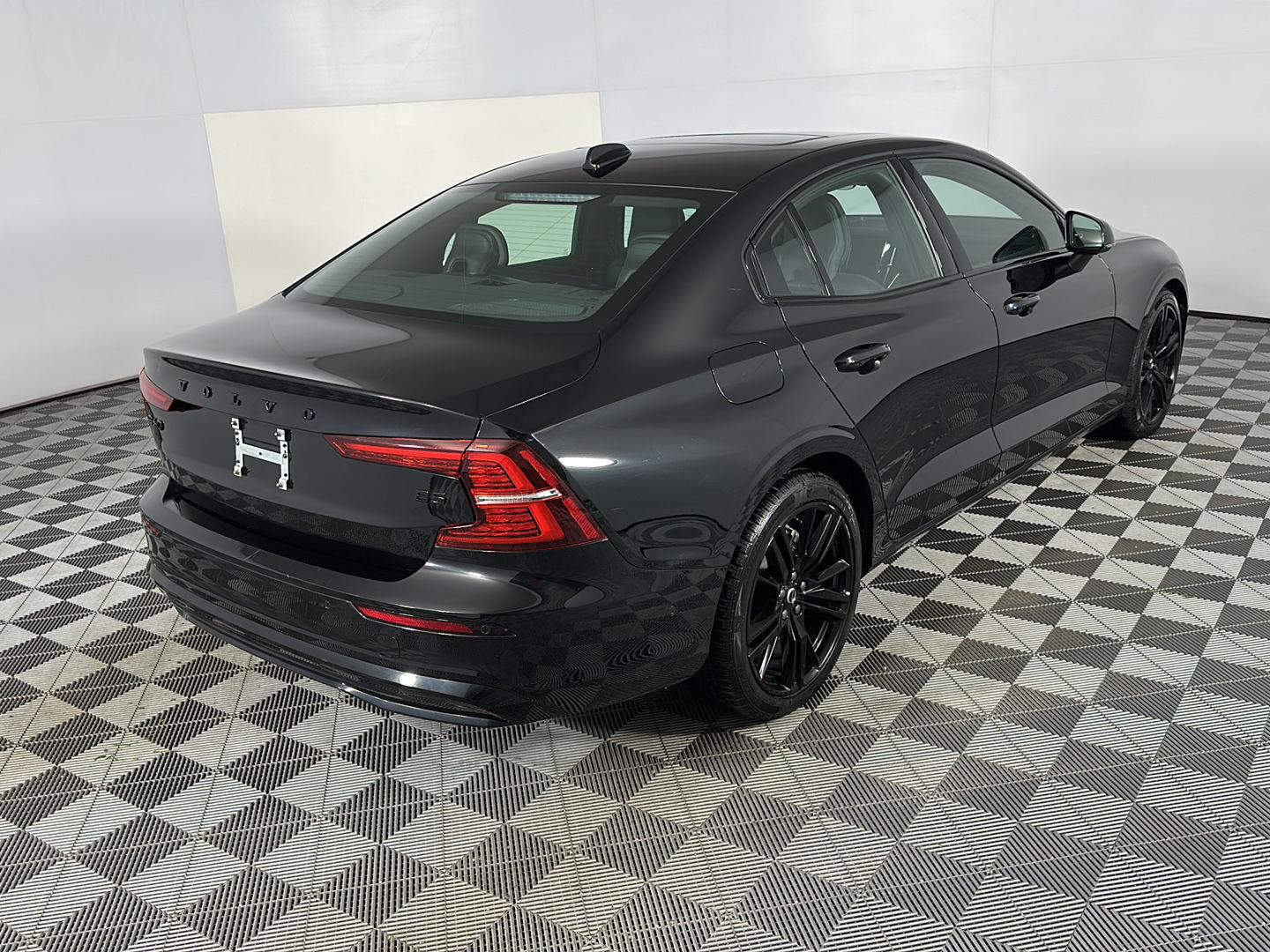 Used 2024 Onyx Black Metallic Volvo Plus Black Edition image 8