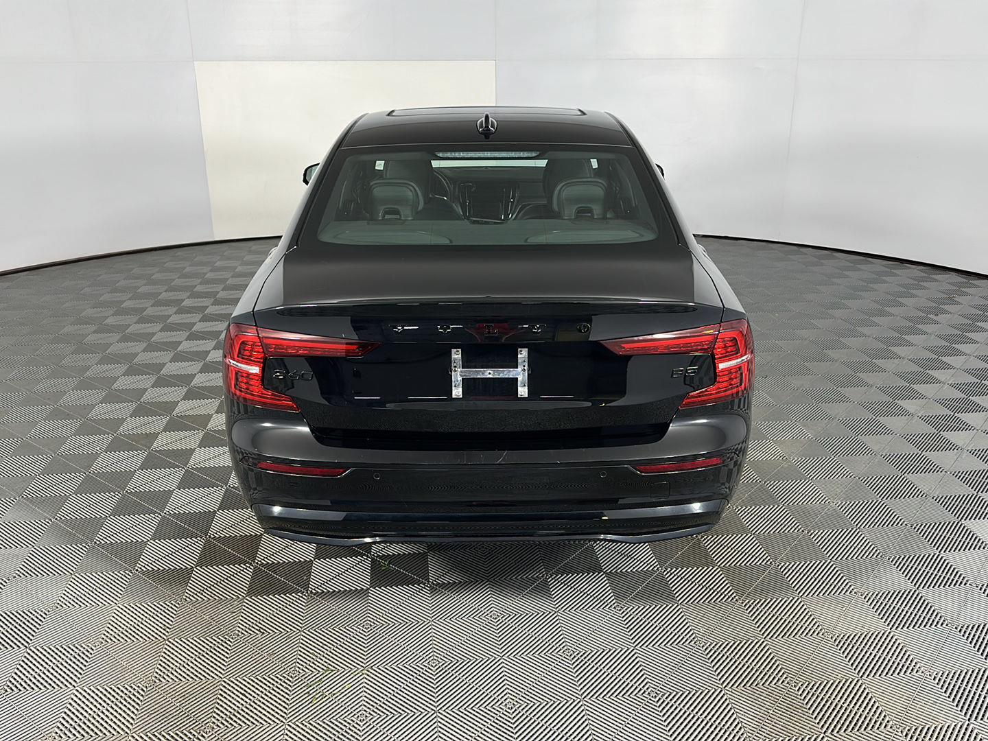 Used 2024 Onyx Black Metallic Volvo Plus Black Edition image 9