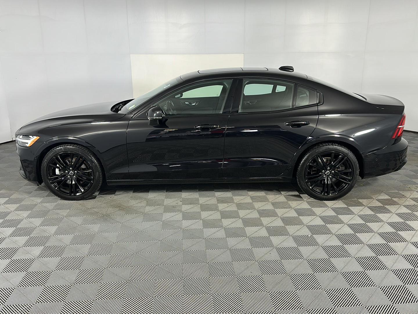 Used 2024 Onyx Black Metallic Volvo Plus Black Edition image 12