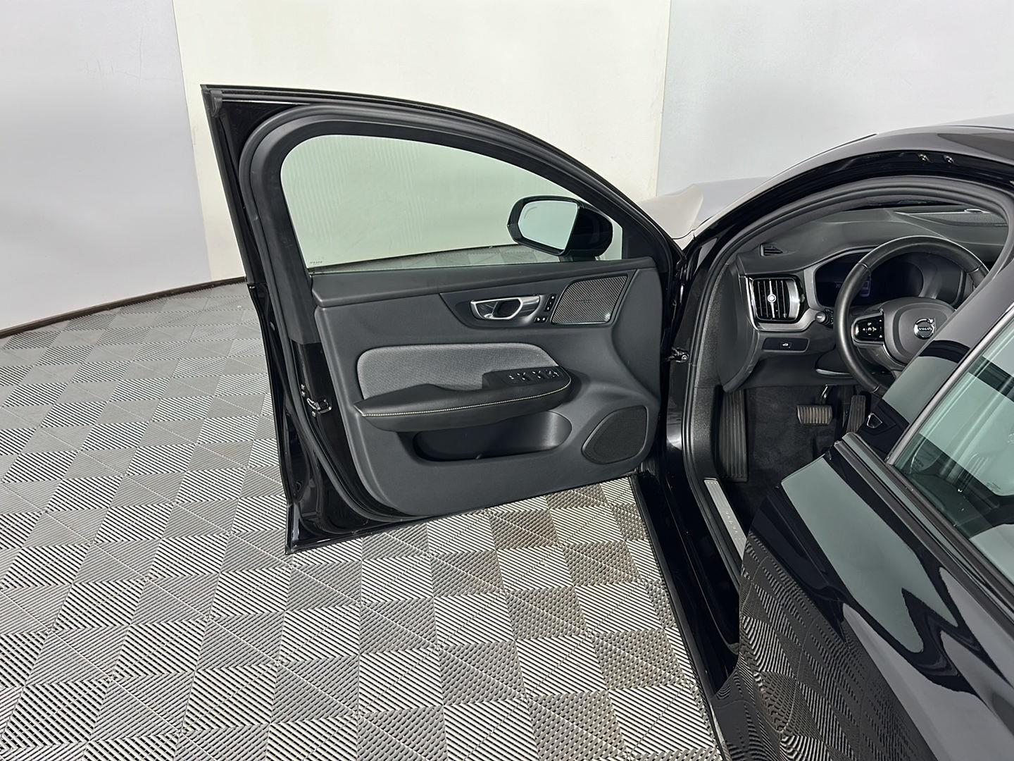 Used 2024 Onyx Black Metallic Volvo Plus Black Edition image 17