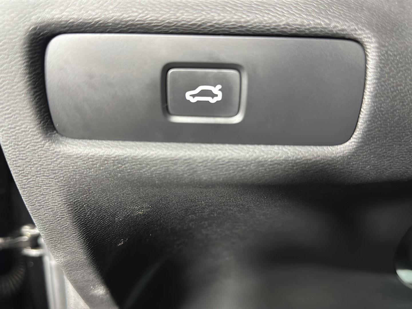 Used 2024 Onyx Black Metallic Volvo Plus Black Edition image 19