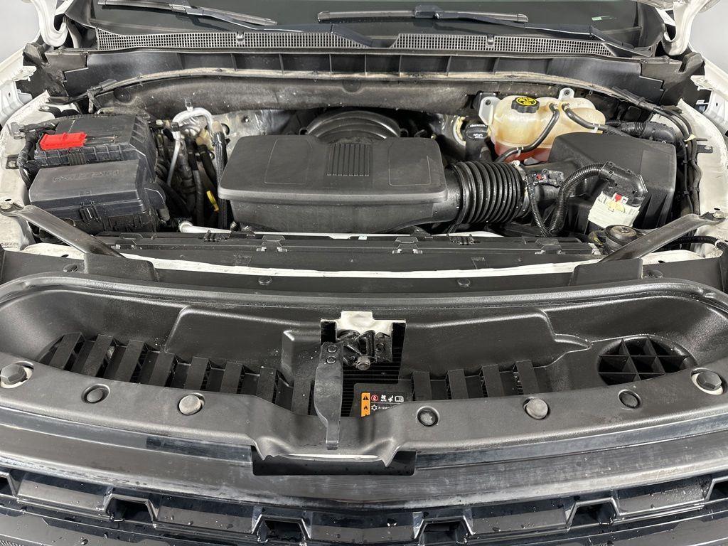 Used 2023 Pearl Chevrolet Z71 image 3