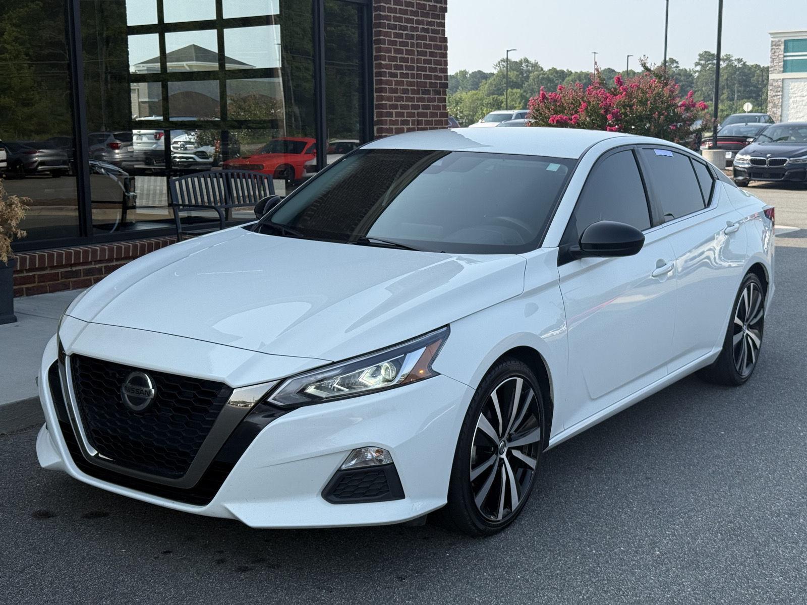 Glacier White 2022 Nissan Altima Sedan Front-Wheel Drive Continuously Variable Transmission