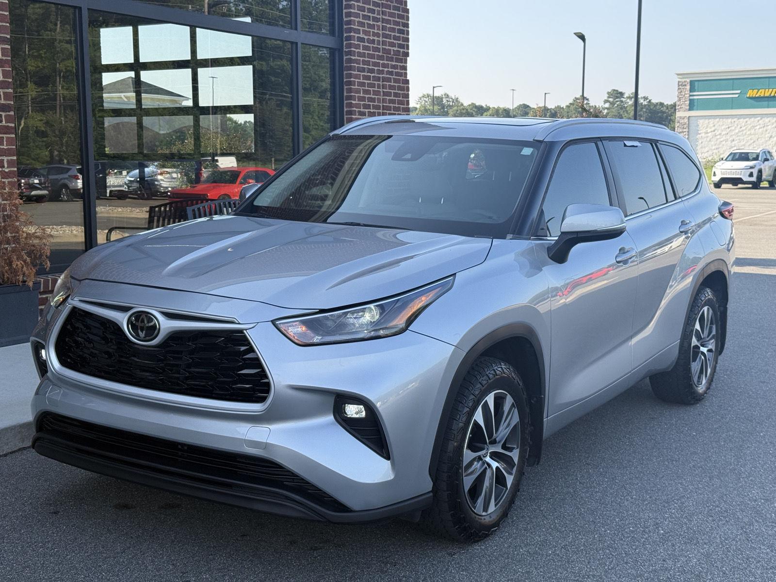 Celestial Silver Metallic 2023 Toyota Highlander SUV / Crossover Front-Wheel Drive 8-Speed Automatic