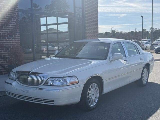 White 2006 Lincoln Town Car Sedan Rear-Wheel Drive Automatic