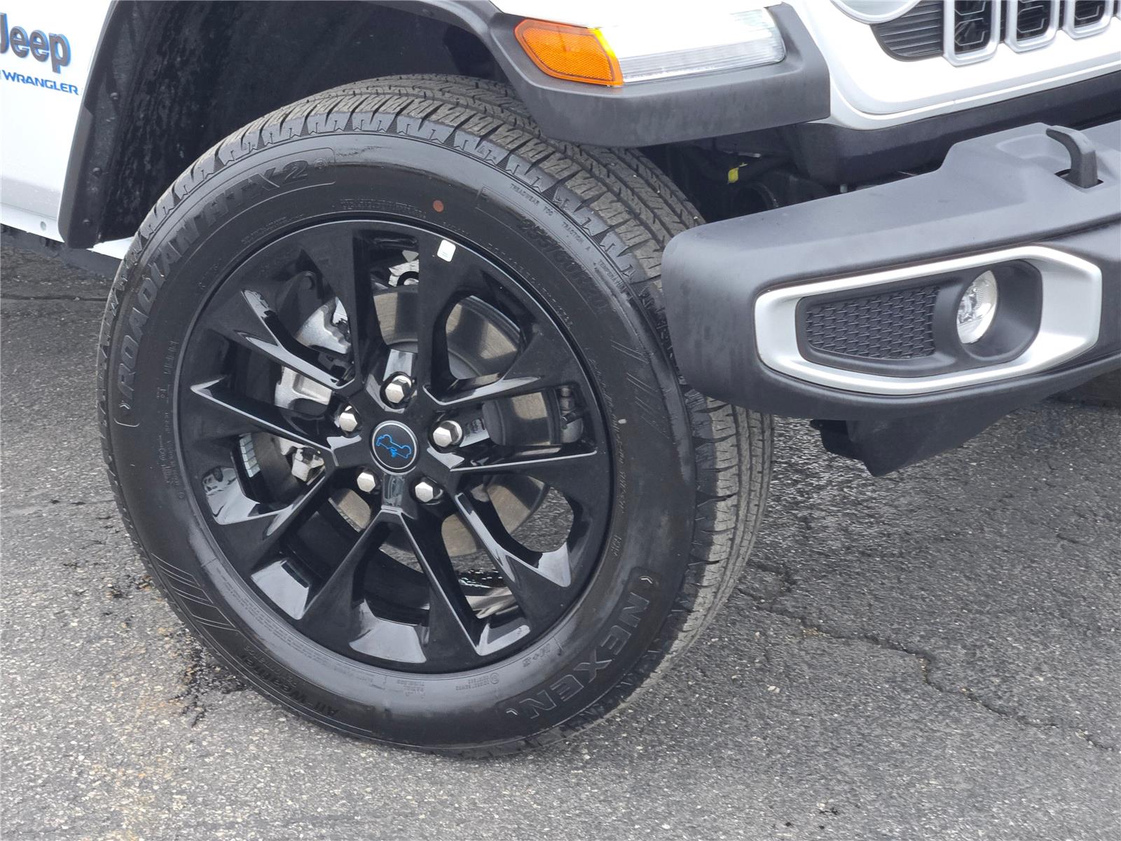 View vehicle photo 3