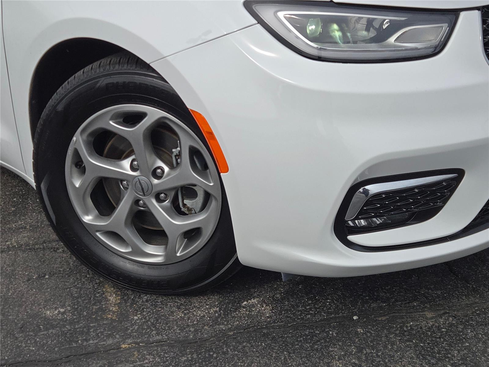 View vehicle photo 3