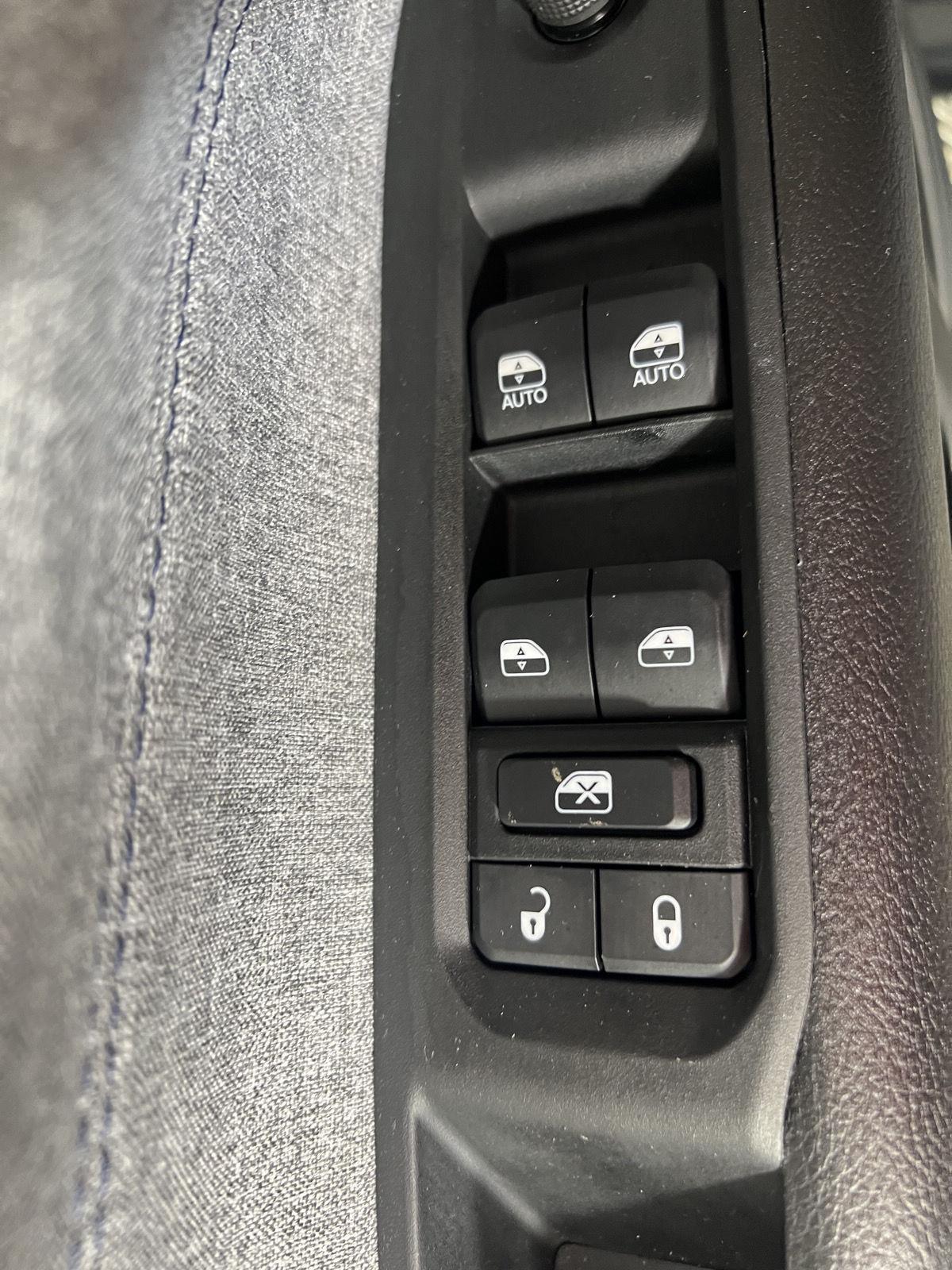 Used 2022 Billet Silver Metallic Clearco Jeep Latitude image 10
