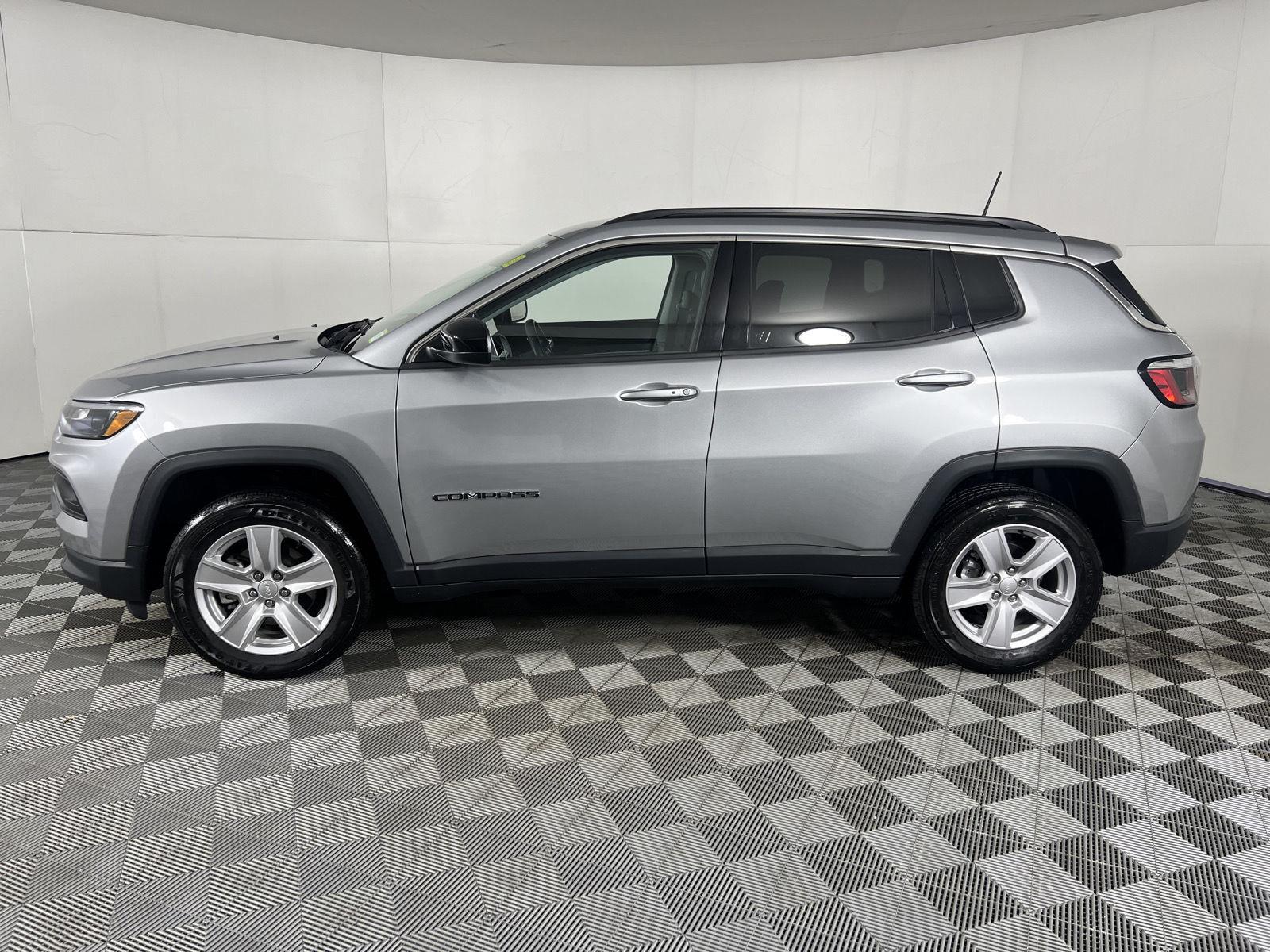 Used 2022 Billet Silver Metallic Clearco Jeep Latitude image 14