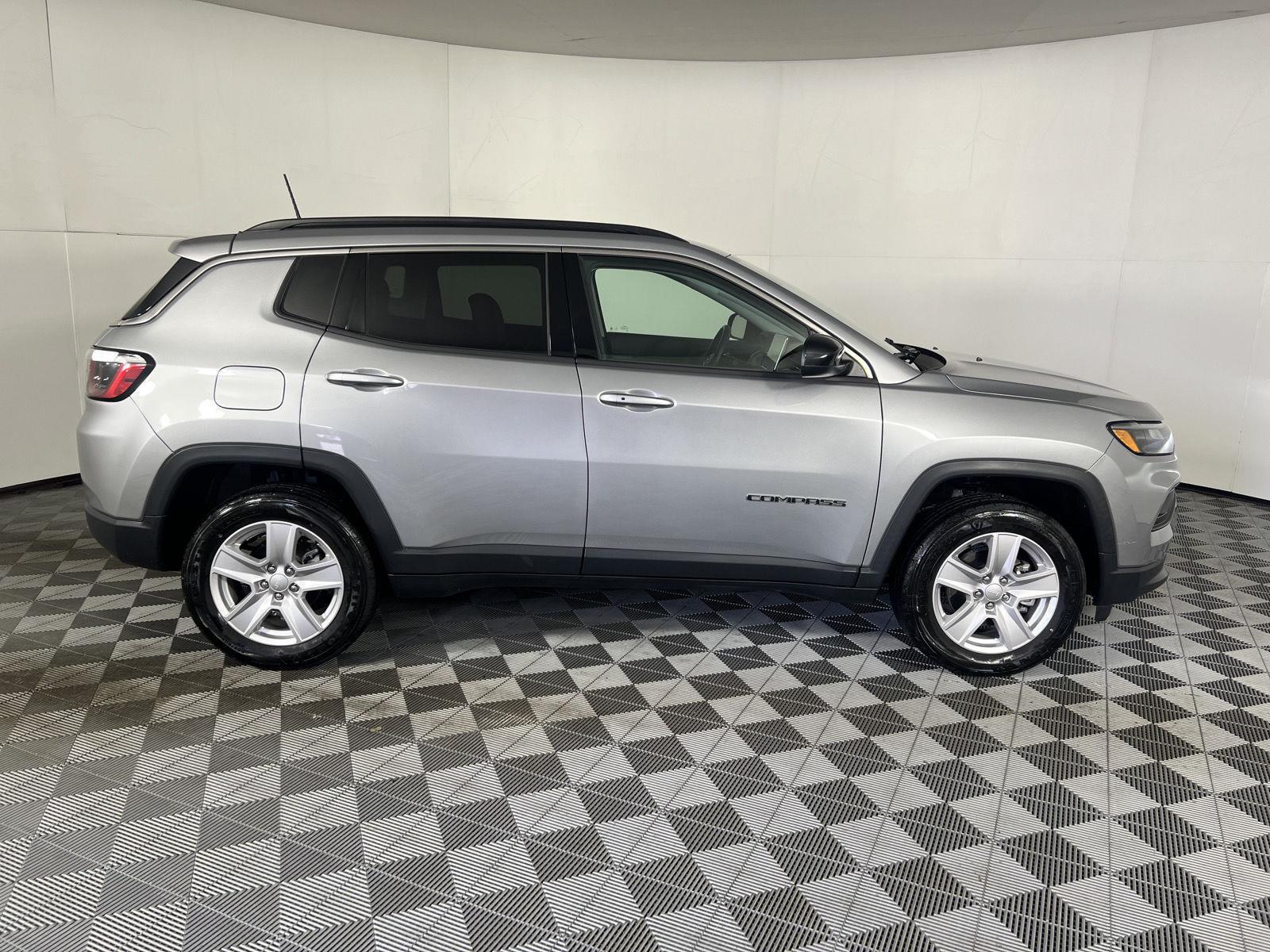 Used 2022 Billet Silver Metallic Clearco Jeep Latitude image 19